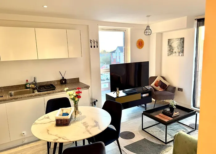 Mcr 1Br Getaway With Rooftop Access & Prime Location